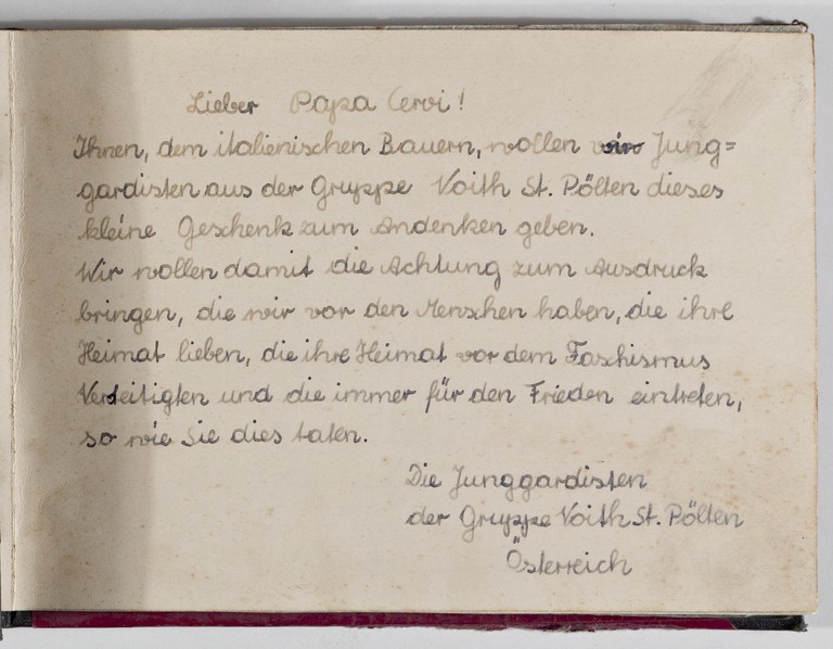 Dedica dei ragazzi del Gruppo Voith St. Pölten a Papà Cervi, che scrivono la loro ammirazione per gli uomini che amano la loro patria, che la difendono dal fascismo e si adoperano per la pace come ha fatto lui.